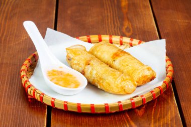 Sıcak bahar rulo sos ile