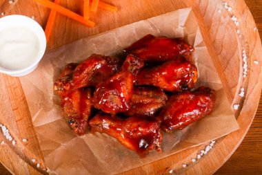 Tavuk kanatları Barbekü sos