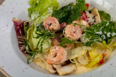 Salata karides ve sos ile