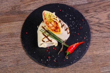 Tavuk ile biber hizmet tortilla rulo