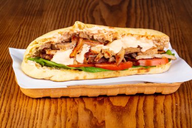 Pide tavuk ve sebze ile