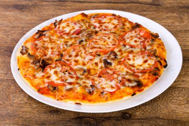 Peynir ve domates mantarlı pizza