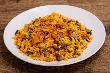 kızarmış pilav et ve sebze ile