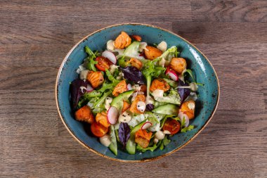 Izgara somon ve salatalık salatası