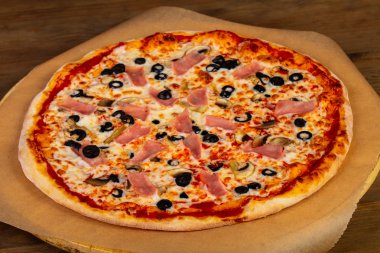 Jambon, peynir ve Mantarlı Pizza