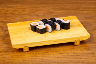 Lezzetli somon suşi rulo seti