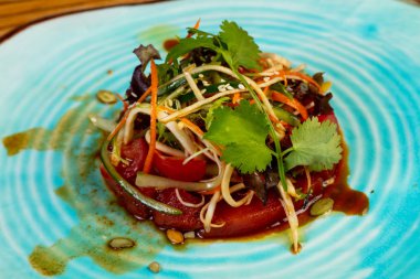 Sebzeli baharatlı ton balığı salatası