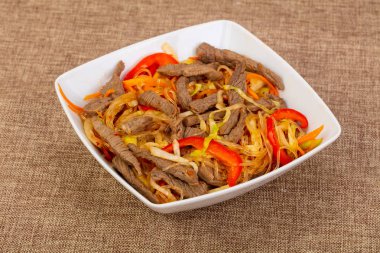 Cam noodle ile sığır eti, sebze ve baharatlar