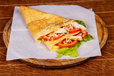 Tavuk ve domates ile gözleme