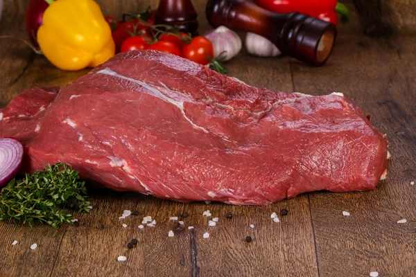 木の背景に生の牛肉の肉 — ストック写真