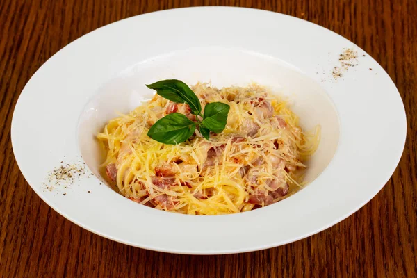 Pasta Spaghetti Carbonara Geserveerd Basilicum — Stockfoto