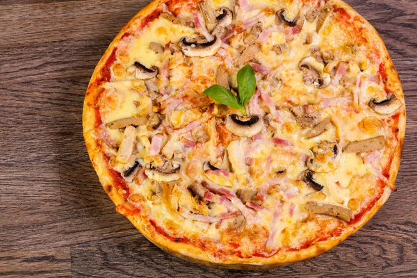 Пицца Ветчиной Грибами Подается Базиликом — стоковое фото