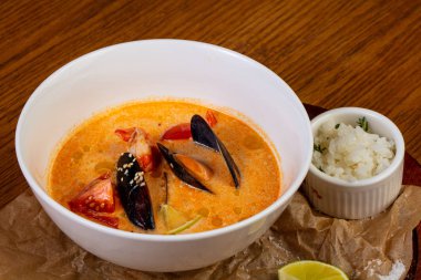 Tay tom yam deniz mahsulleri çorbası