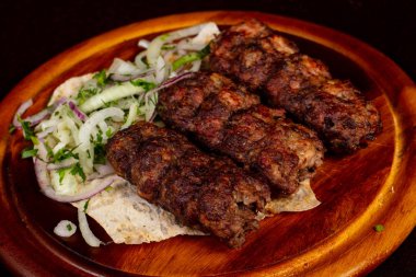 Izgara domuz Kebap köfte soğan hizmet