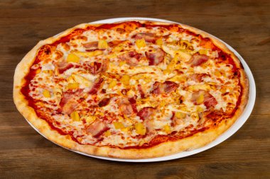 Pastırma, peynir ve ananas pizza