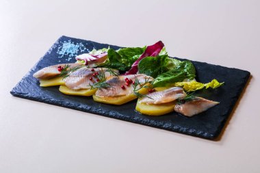 Patates ve soğanlı ringa balığı.