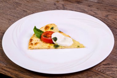 Pizza Caprese fesleğen ve mozarella