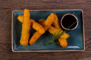 Peynir sos ile yeşil soğan servis yapışıyor