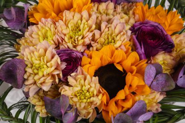 Çeşitli çiçek ile romantik buket