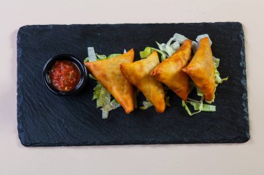 Soslu sıcak et hamur işleri