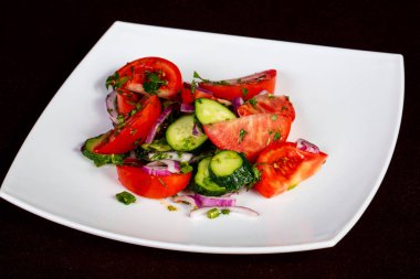 Baharatlı Gürcü salata sebze ve soğan ile