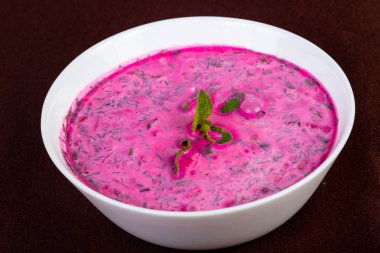 Pancar ve kefir ile Okroshka çorbası