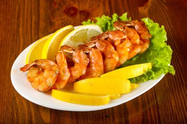 Izgara karides limon hizmet