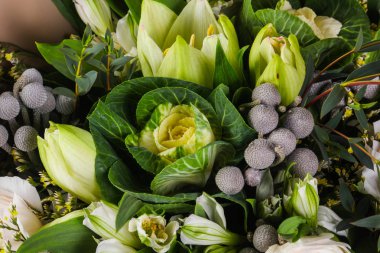 Çeşitli çiçek ile romantik buket