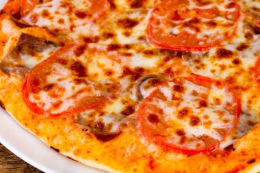 Sığır eti peynir ve domates pizza