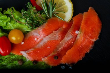 Tuz ve baharatlar ile ham alabalık filetosu