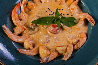 Fesleğen yaprakları servis soslu karides kokteyl