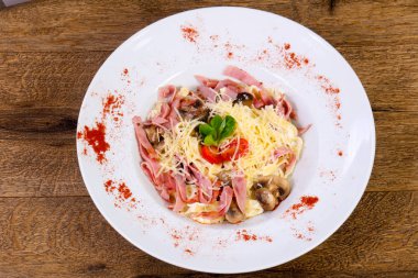 jambon ve mantar ile makarna