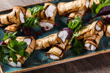 Patlıcan peynir maydanoz hizmet ile rulo