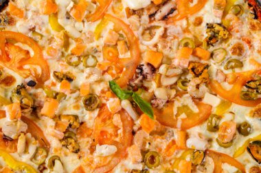 Deniz ürünleri ve sebze pizza