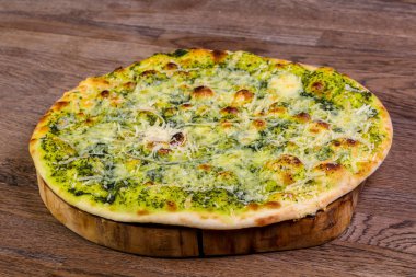 Pesto ve peynirli pizza