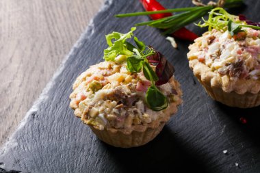 Rus salatası kanepe otlar ile