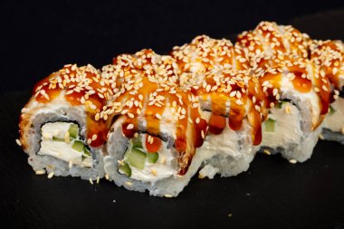 Yılan balığı ile Japon soğuk rulo