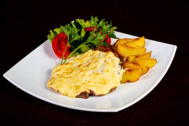 Peynir ve patates pişmiş domuz eti