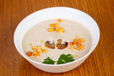 Ekmek arası mantar kremalı çorba.