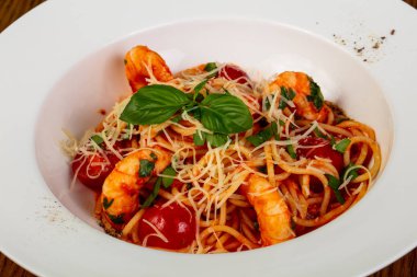Spagetti karides ve domates ile