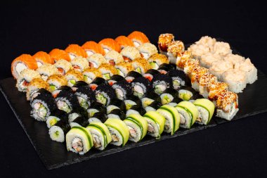 Japonca set balık ve pirinç ile rulo