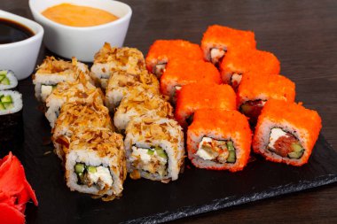 Zencefil ve wasabi ile lezzetli California ayarla