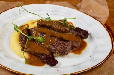 Kavrulmuş et sos ve patates püresi ile