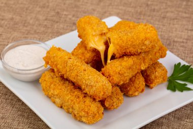 Kızarmış peynir sos ile sopa