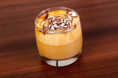  Kapuçino tabloda kahve Kupası