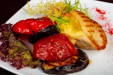 Peynir ve ızgara sebzeler ile tavuk göğsü