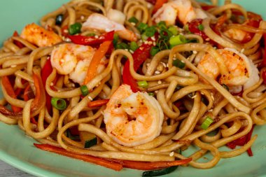 Udon karides ve biber ile