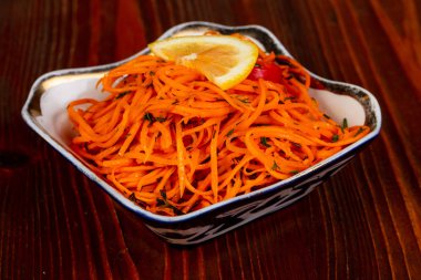 Kabın içinde Kore havuç salatası