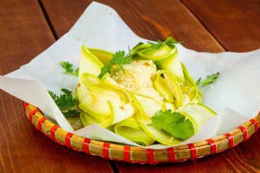 Sesam tohumları ile Vietnam kabak salatası