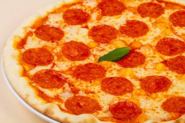 İtalyan pizza biberli sosis